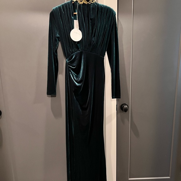 Green velvet gown floor length (for some) - Picture 2 of 6